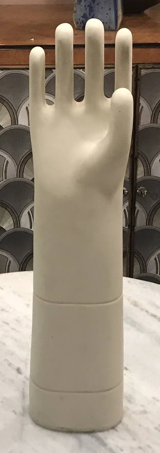 escultura antigua de cerámica en forma de mano blanca