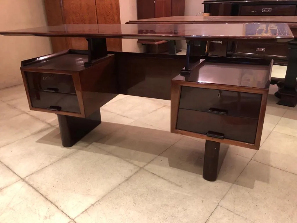 Scrivania antica con due cassetti, elegante e funzionale.