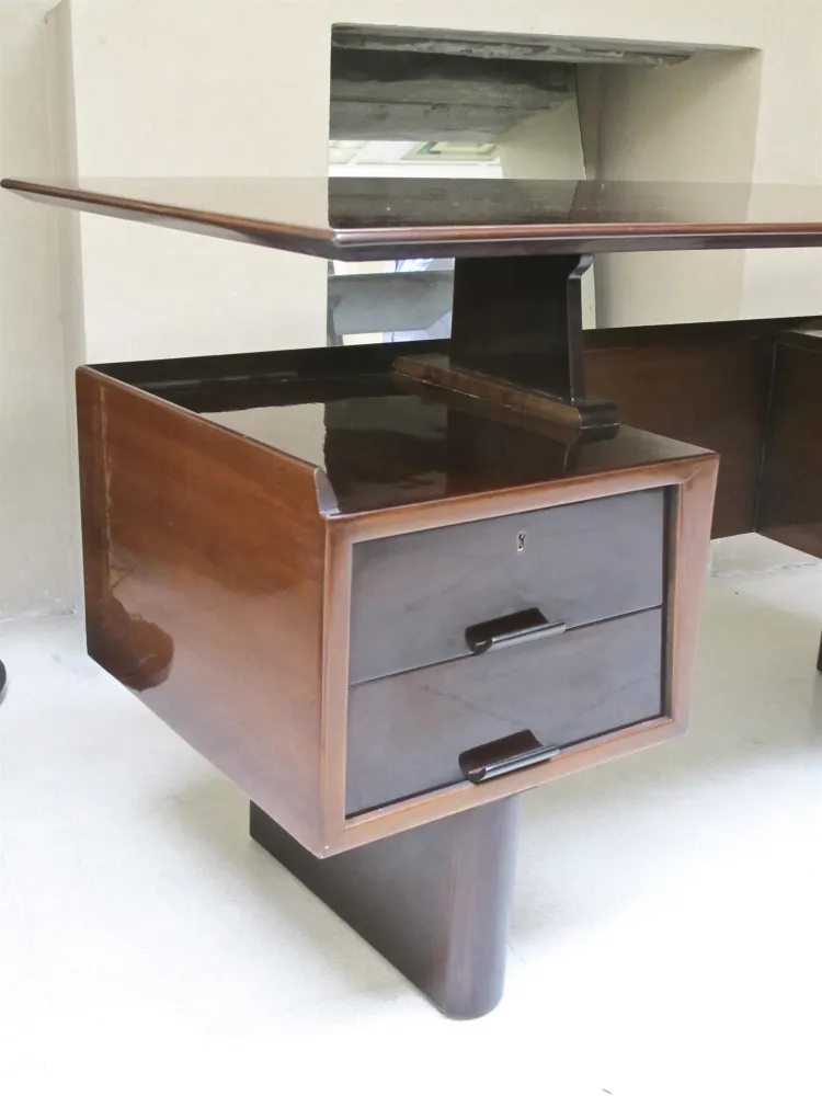 bureau ancien au design fonctionnel avec tiroirs