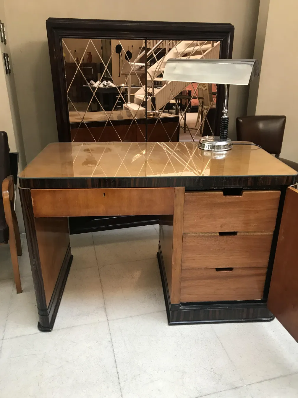 antiker Schreibtisch mit moderner Lampe und dekorativem Spiegel