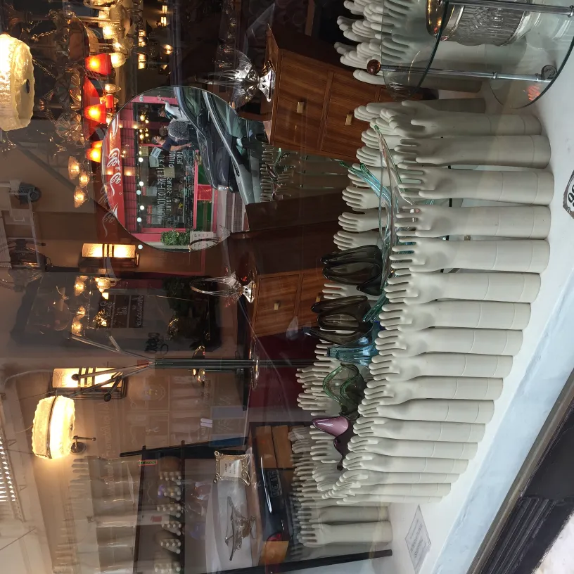 고대 도자기와 장식품이 있는 쇼케이스