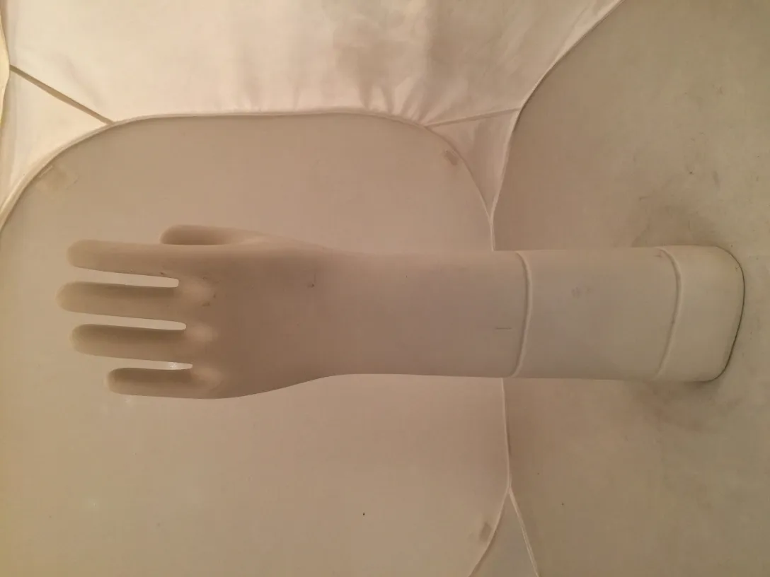 mano de cerámica antigua con detalles sutiles