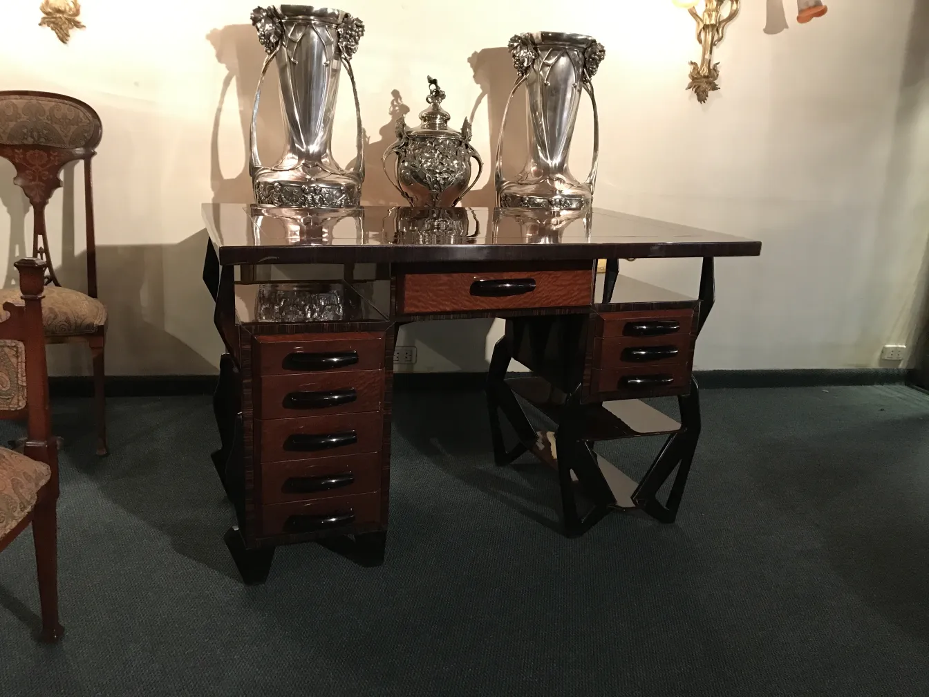 고풍스러운 책상 위에는 장식용 꽃병이 있습니다.