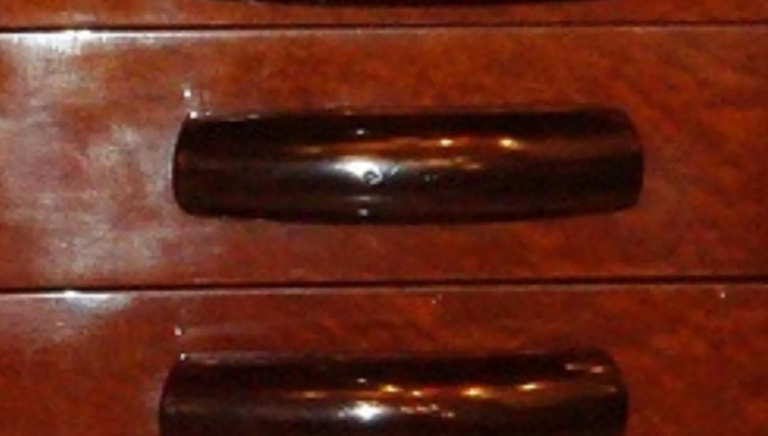 detalle de un escritorio antiguo con tiradores