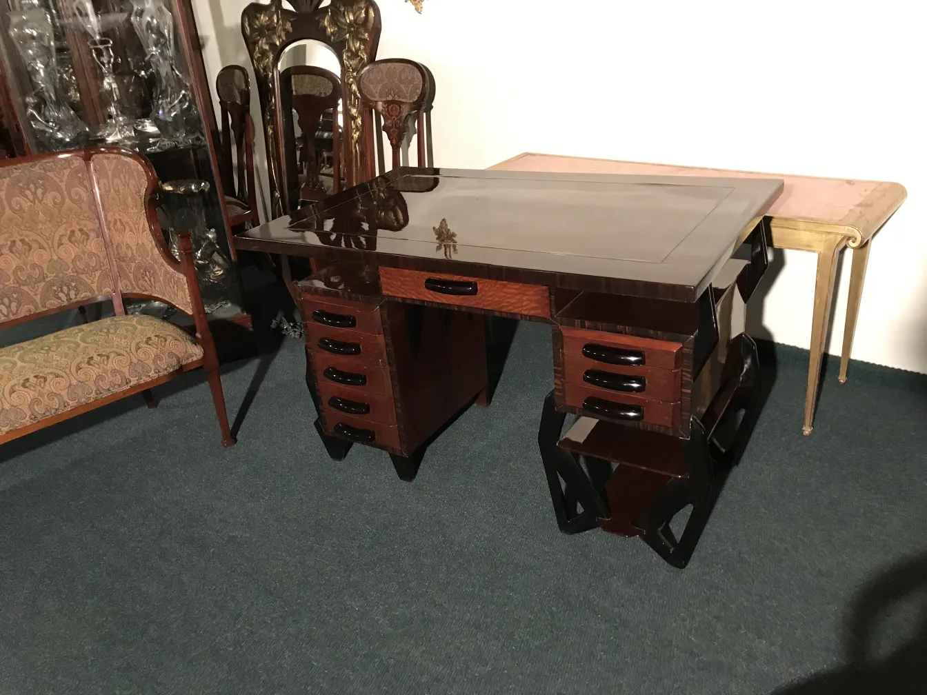 Escritorio antiguo con detalles únicos en un ambiente elegante.