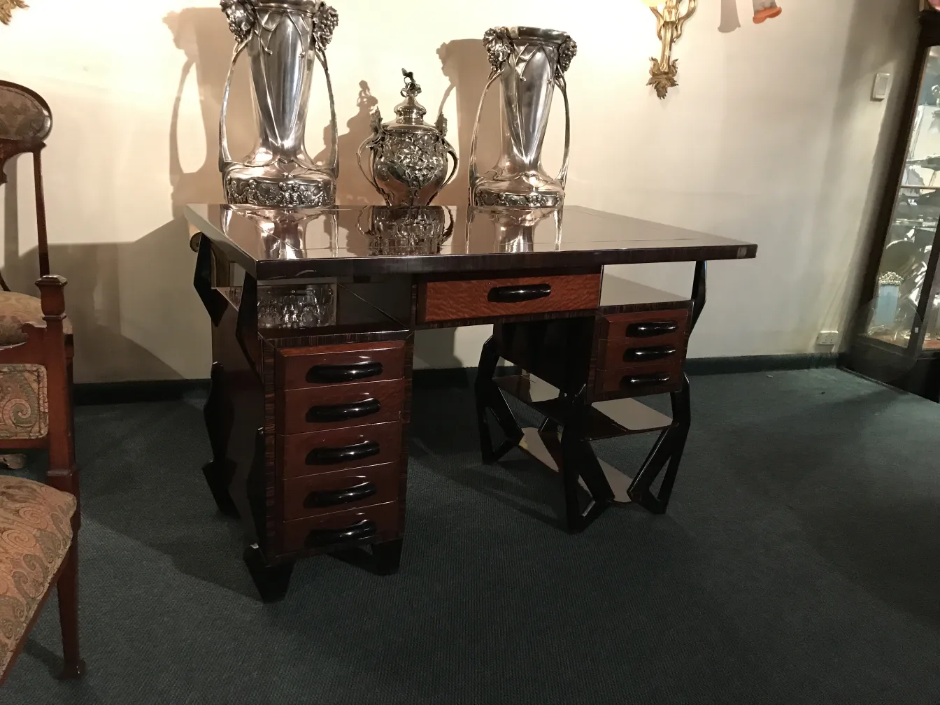 Eleganter antiker Schreibtisch mit Schubladen und künstlerischen Details.