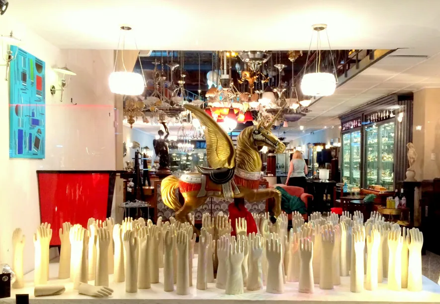 Keramikhände in einem Schaufenster für Antiquitäten.