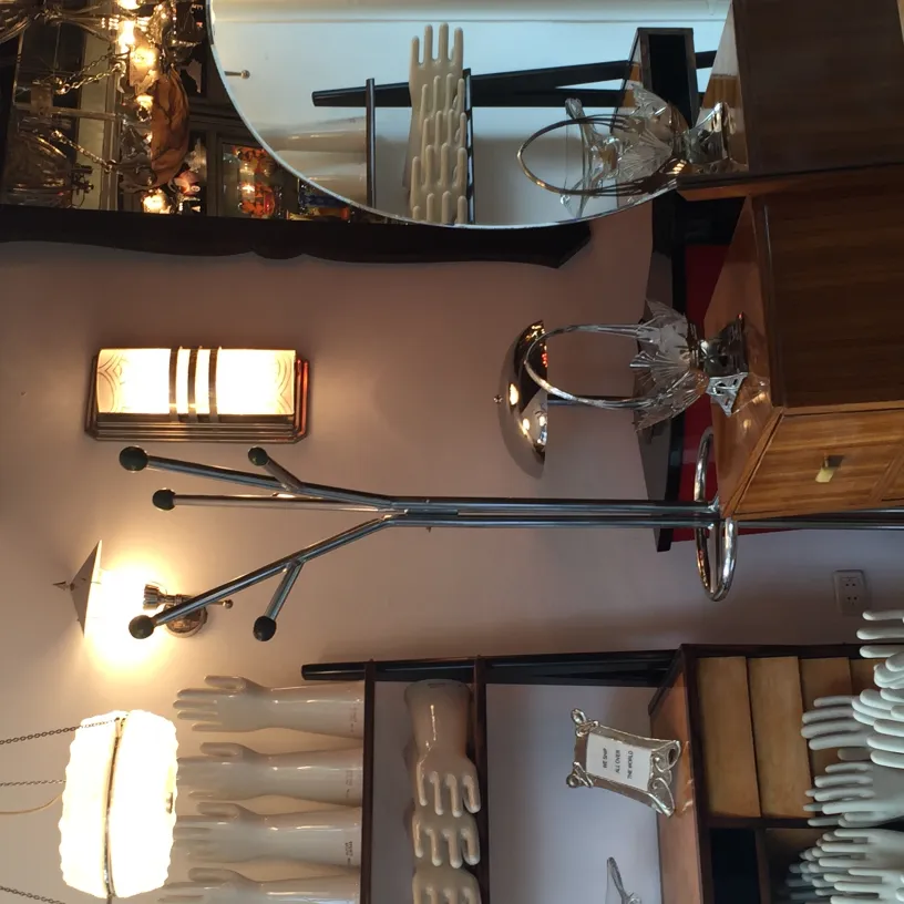 Céramique ancienne décorative avec des détails artisanaux dans un cadre élégant.