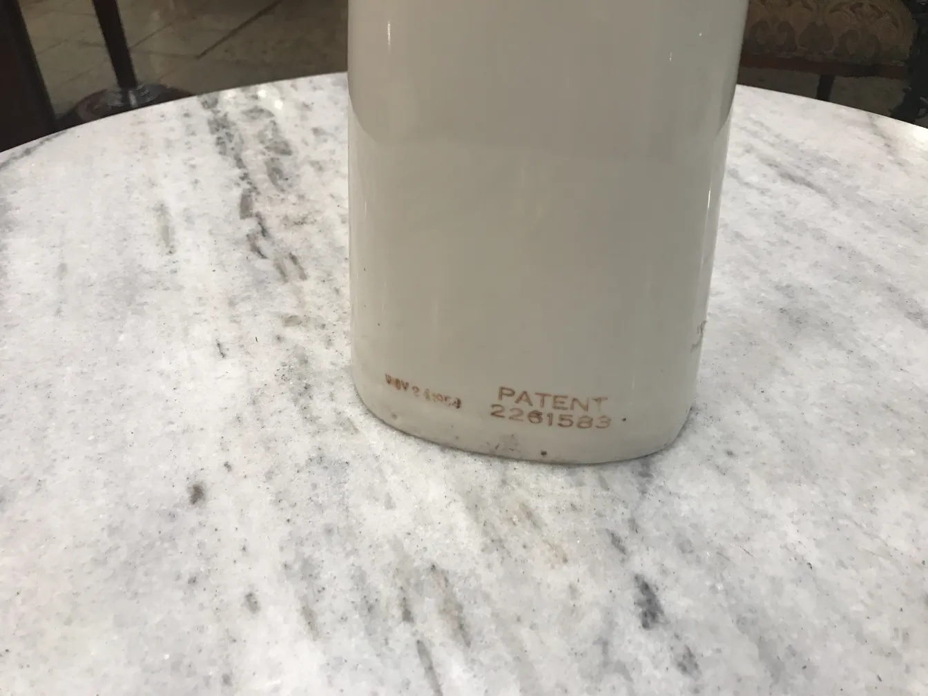 古陶瓷物品放置在浅色大理石桌子上。