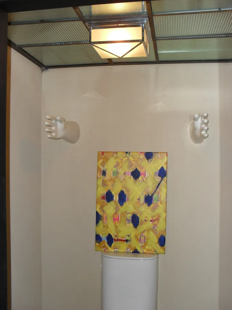 Pièce de céramique ancienne décorative avec des détails colorés dans un environnement moderne.