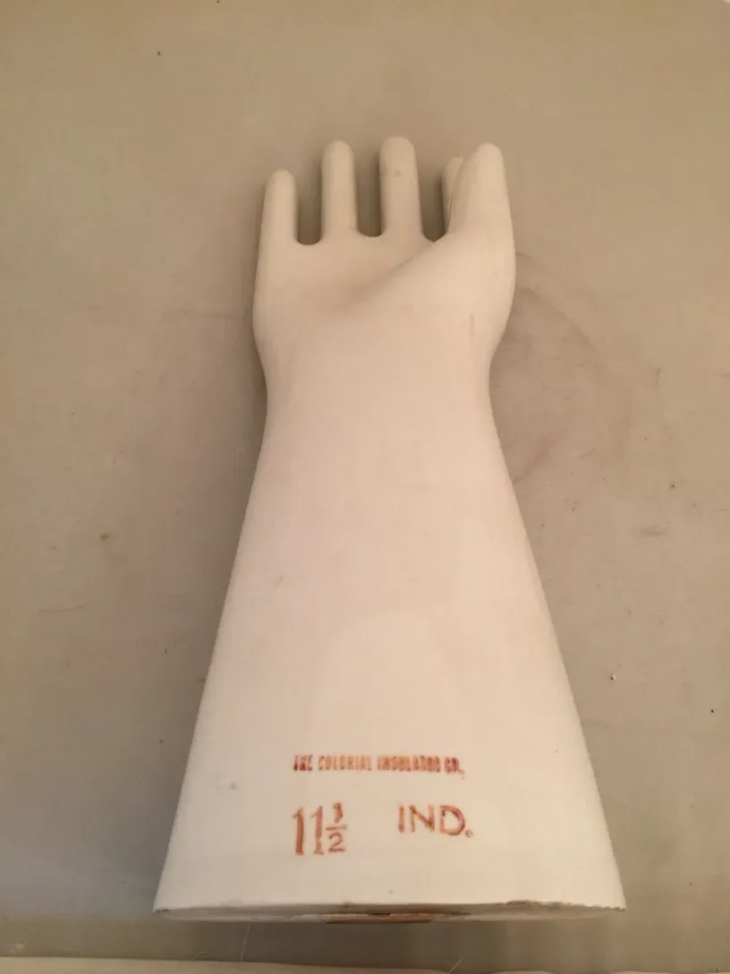 mano di ceramica antica con iscrizioni visibili