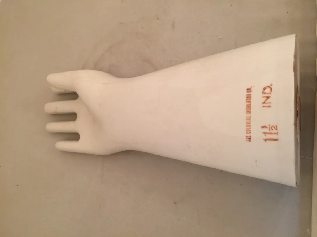 Modelo de mão de cerâmica antiga com fundo neutro