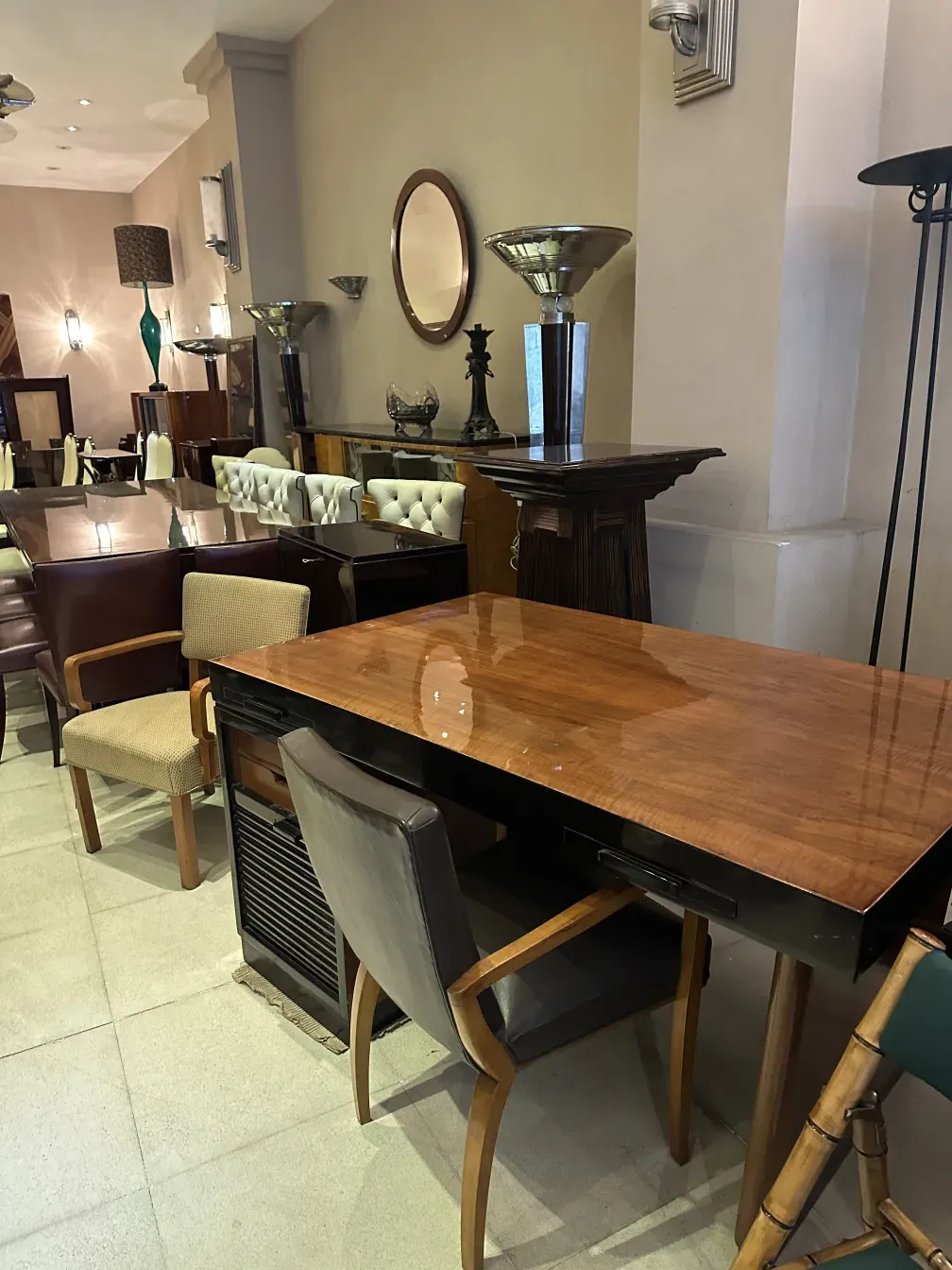 mesa antiga de madeira em um ambiente elegante, com cadeiras