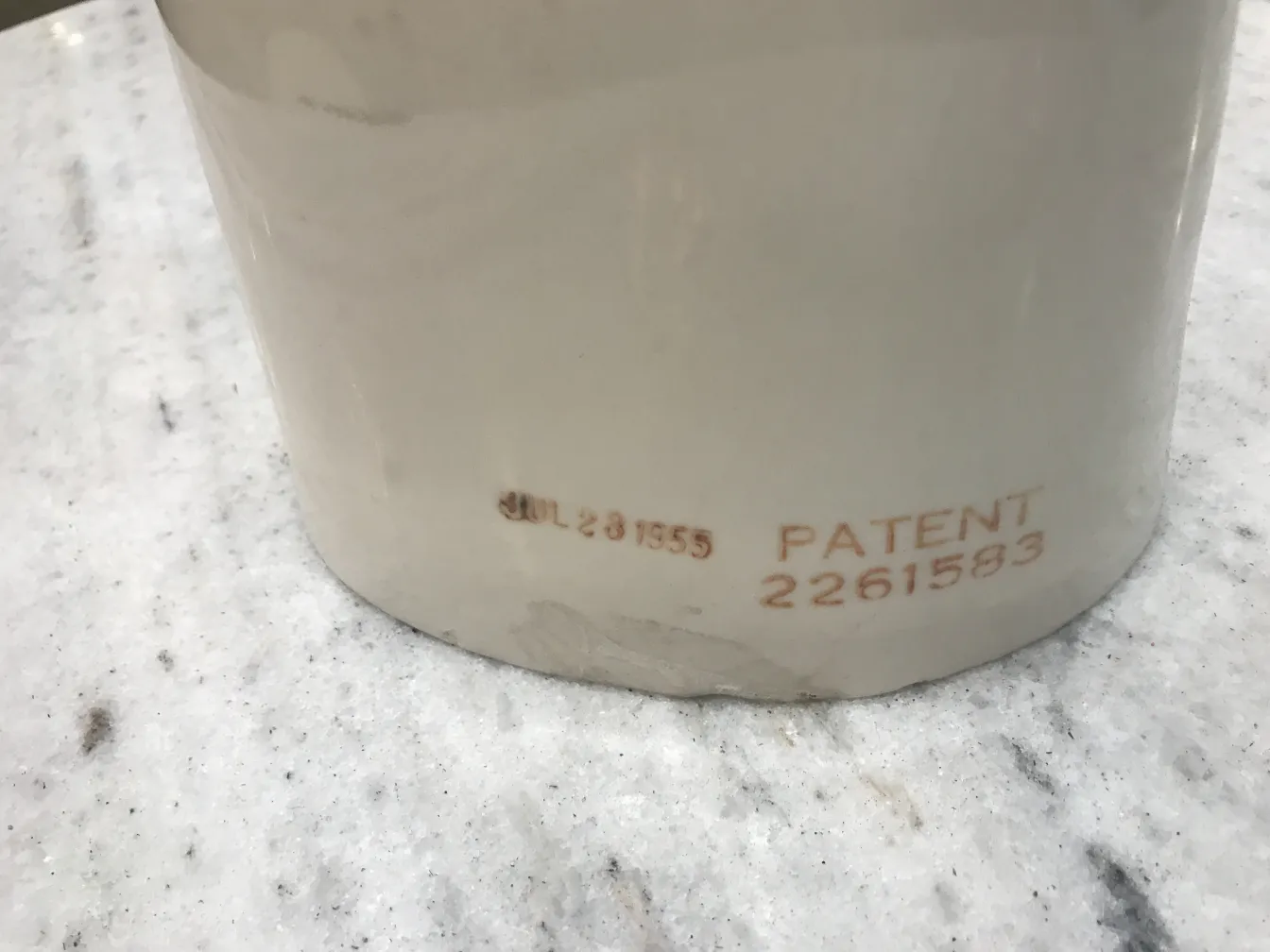 Cerâmica antiga com marcas de patente, fundo claro