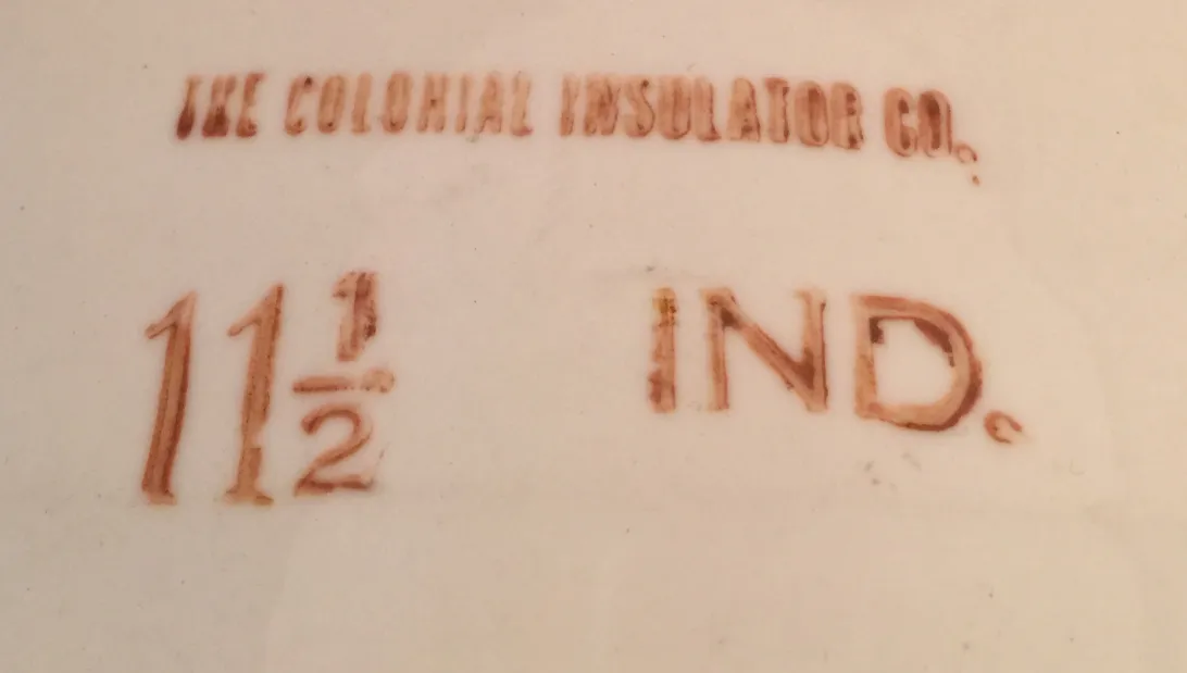 كائن السيراميك 11-1/2 القديمة من The Colonial Insulator Co. مع تفاصيل مرئية.