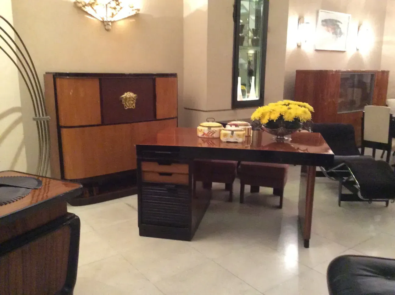 escritorio antigo com gavetas e decoração floral