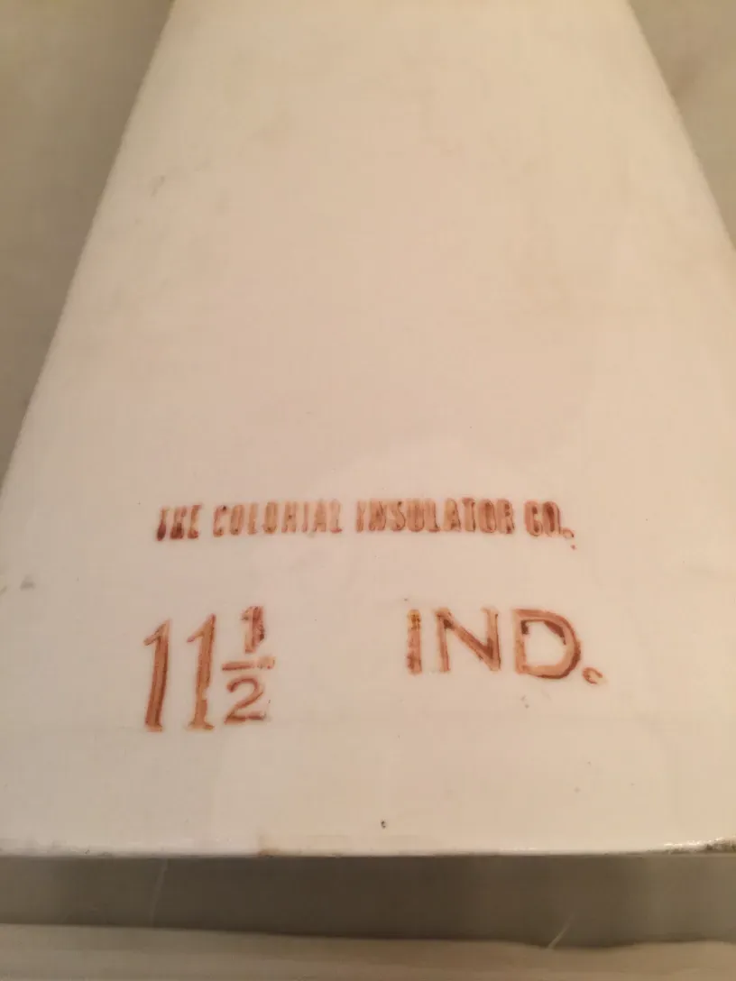 带有 The Colonial Insulator Co 标记的古董陶瓷，尺寸 11 1/2。