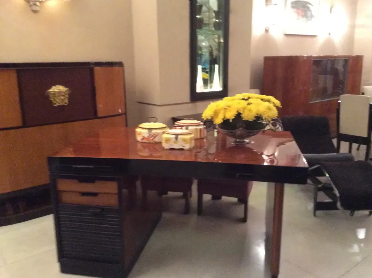 Escritorio antigo clássico em um ambiente elegante