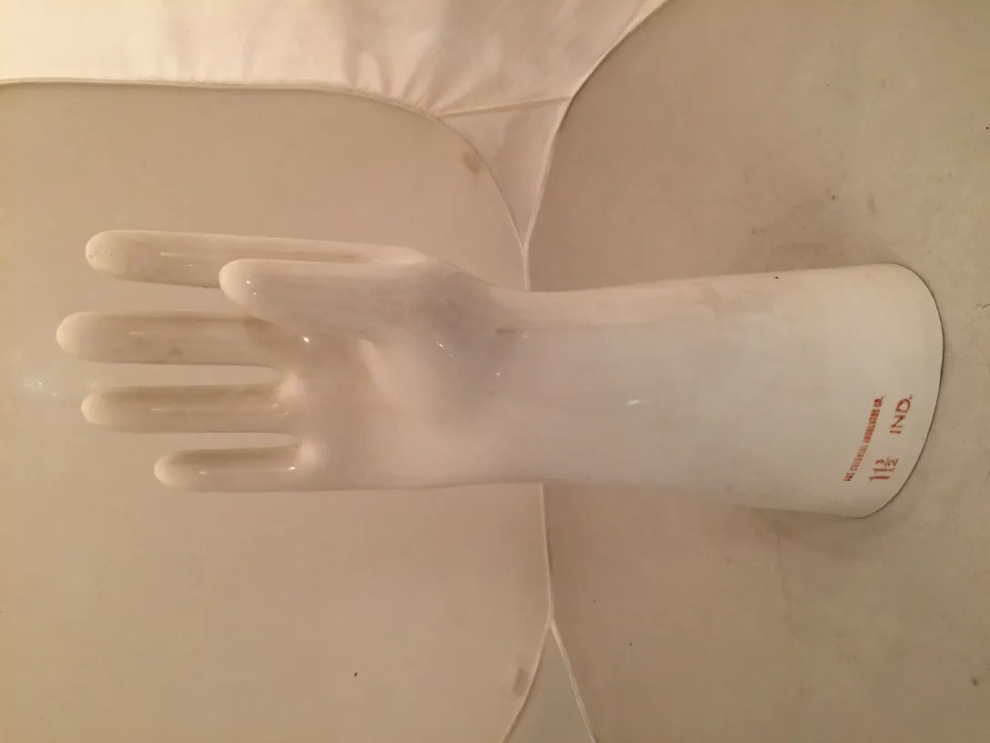 古董陶瓷手形装饰，白色，细节简单。