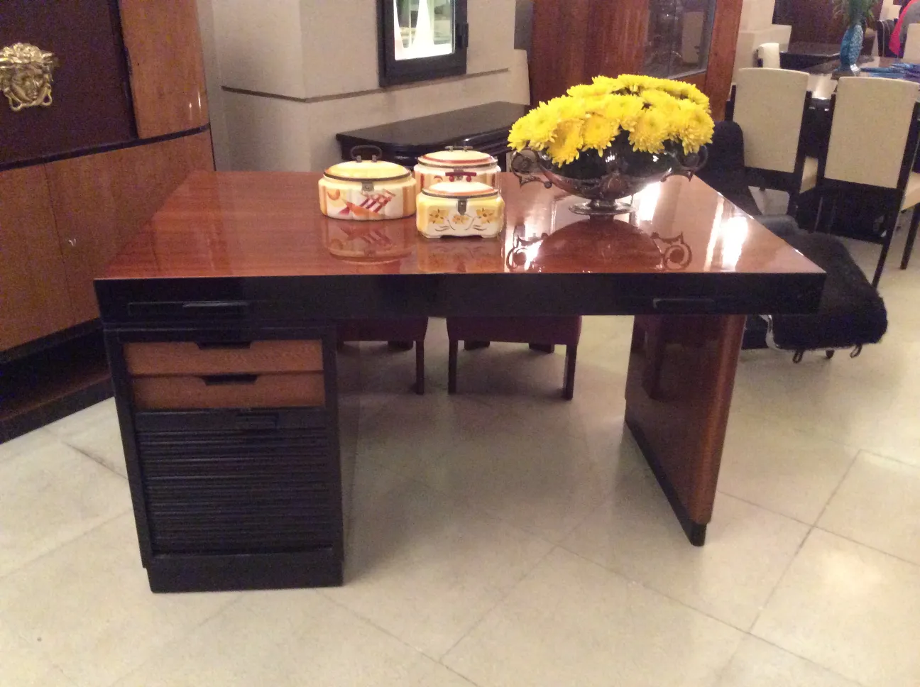 escritorio antiguo elegante con florero y accesorios