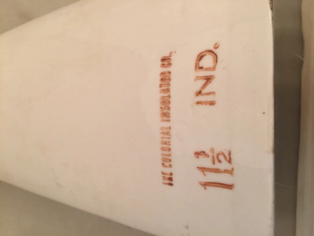 cerâmica antiga com decoração e marca notáveis