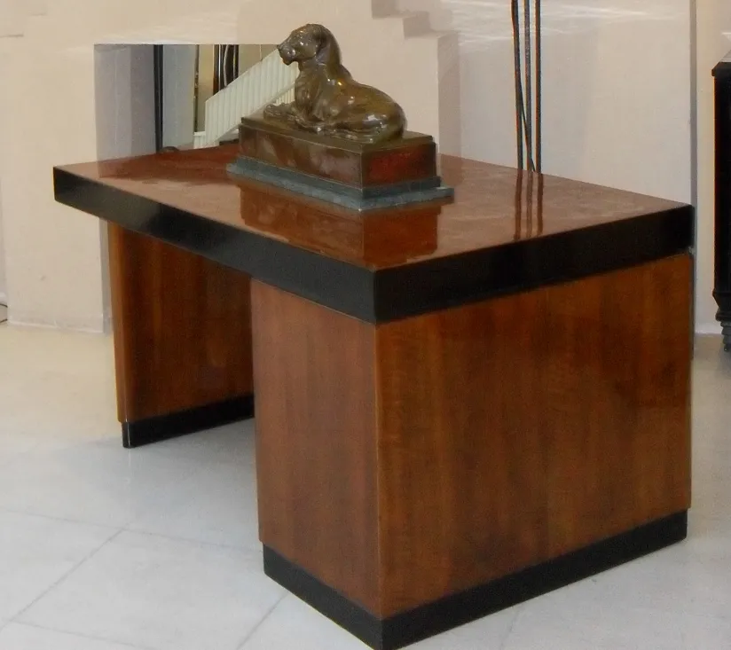 escritorio antiguo de madera con perro de decoración encima