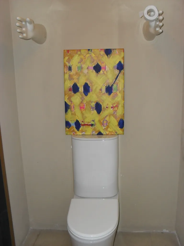 黄色と青の背景がある装飾的な古い陶器