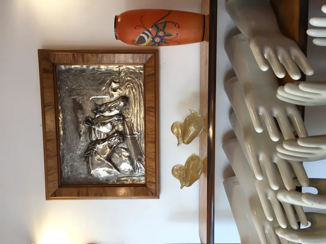 손으로 칠해진 디자인의 고대 오렌지색 도자기 꽃병, 조각 인물로 둘러싸여 있음