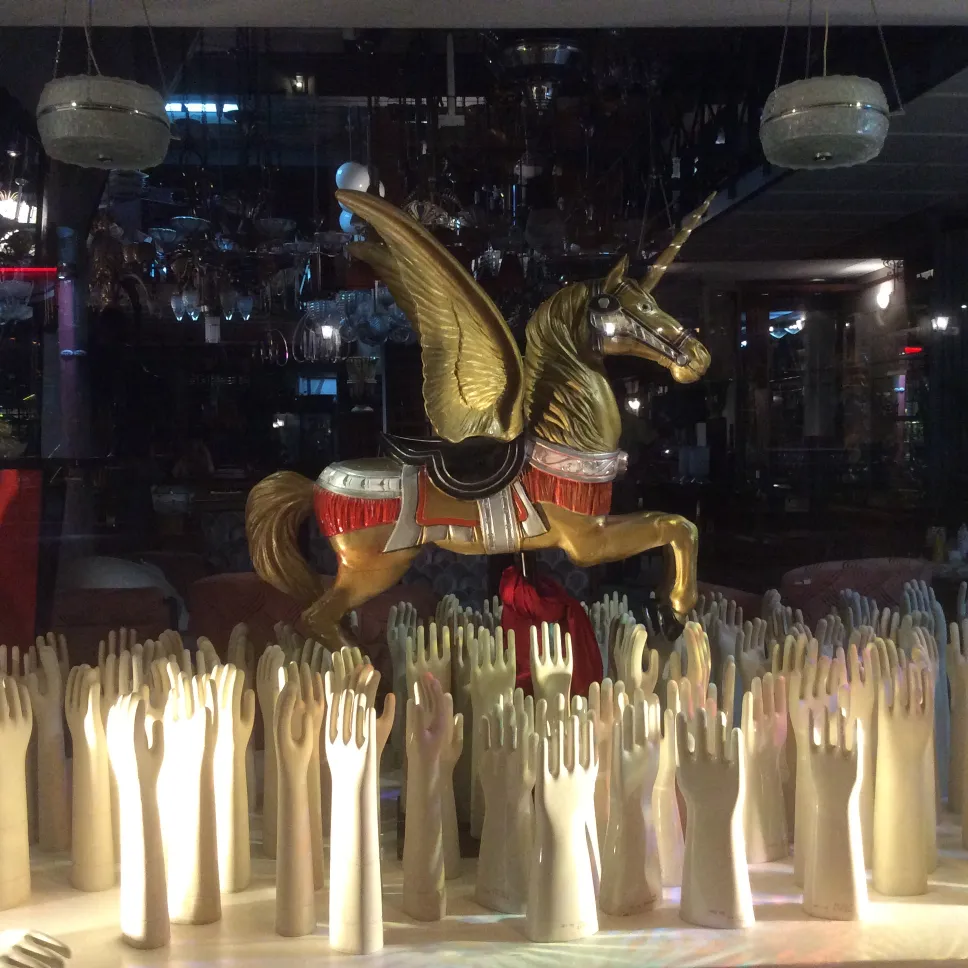 figura de cerámica antigua con manos blancas en un entorno decorativo