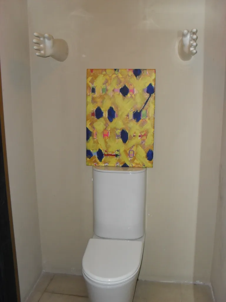 céramique antique décorative dans un cadre moderne avec peinture