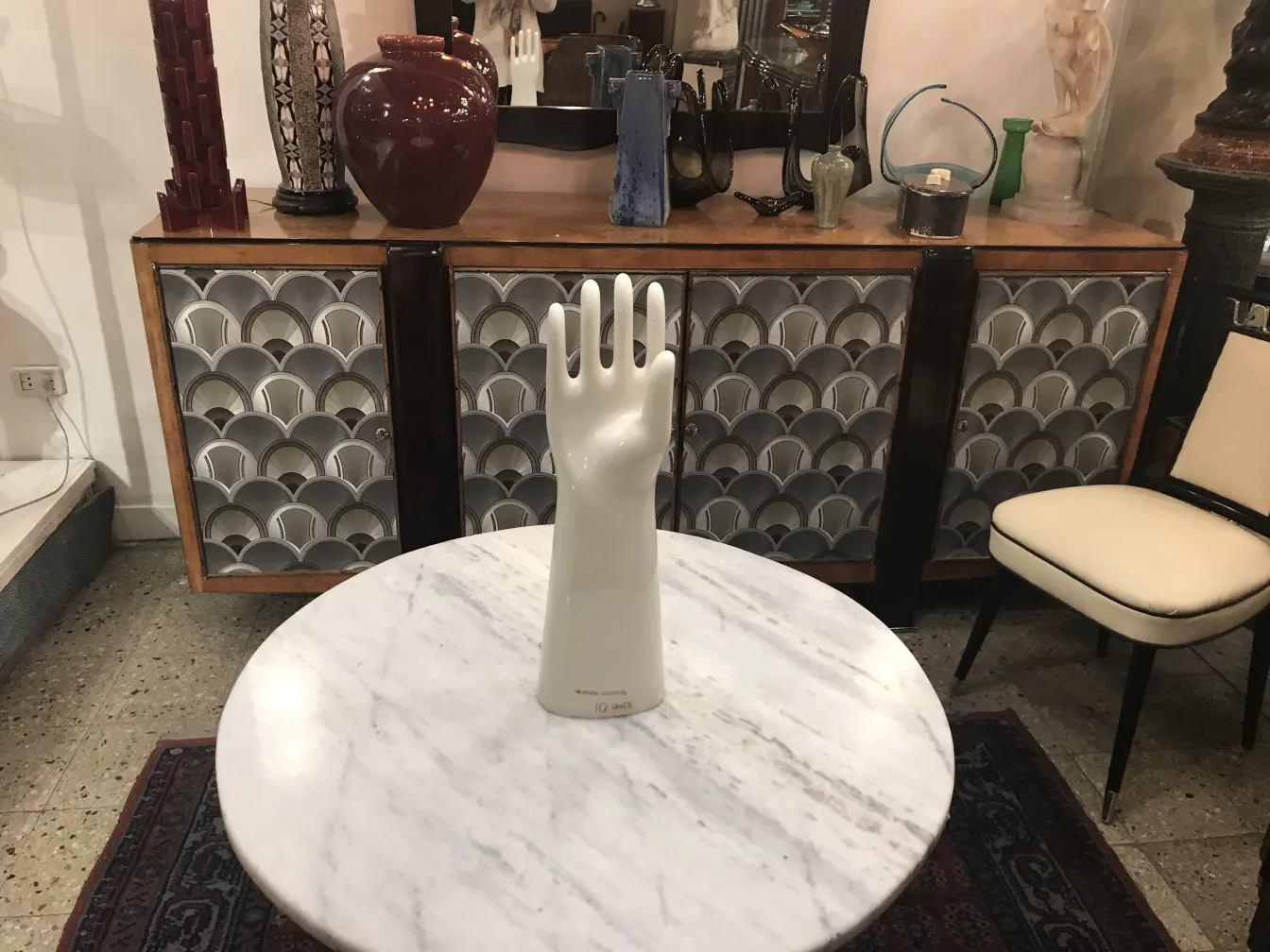 mão decorativa de cerâmica antiga 11 1/2 sobre a mesa