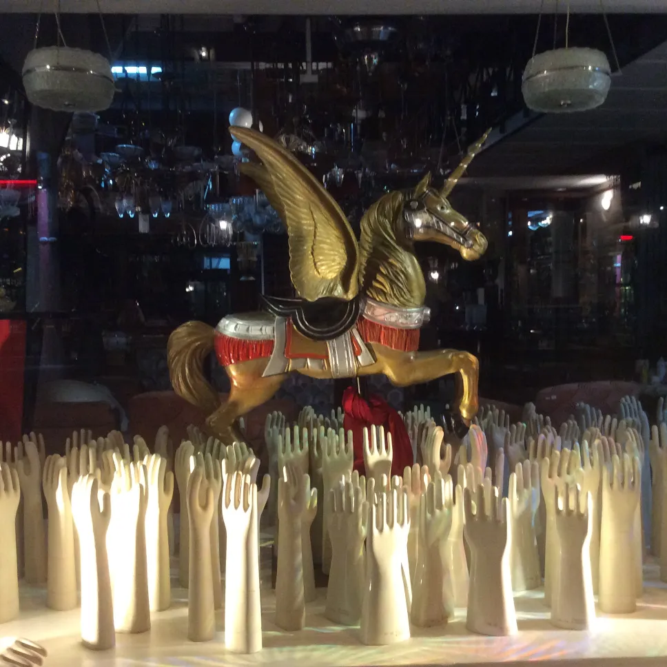 Antike Keramik, die mit einem goldenen Einhorn gezeigt wird.