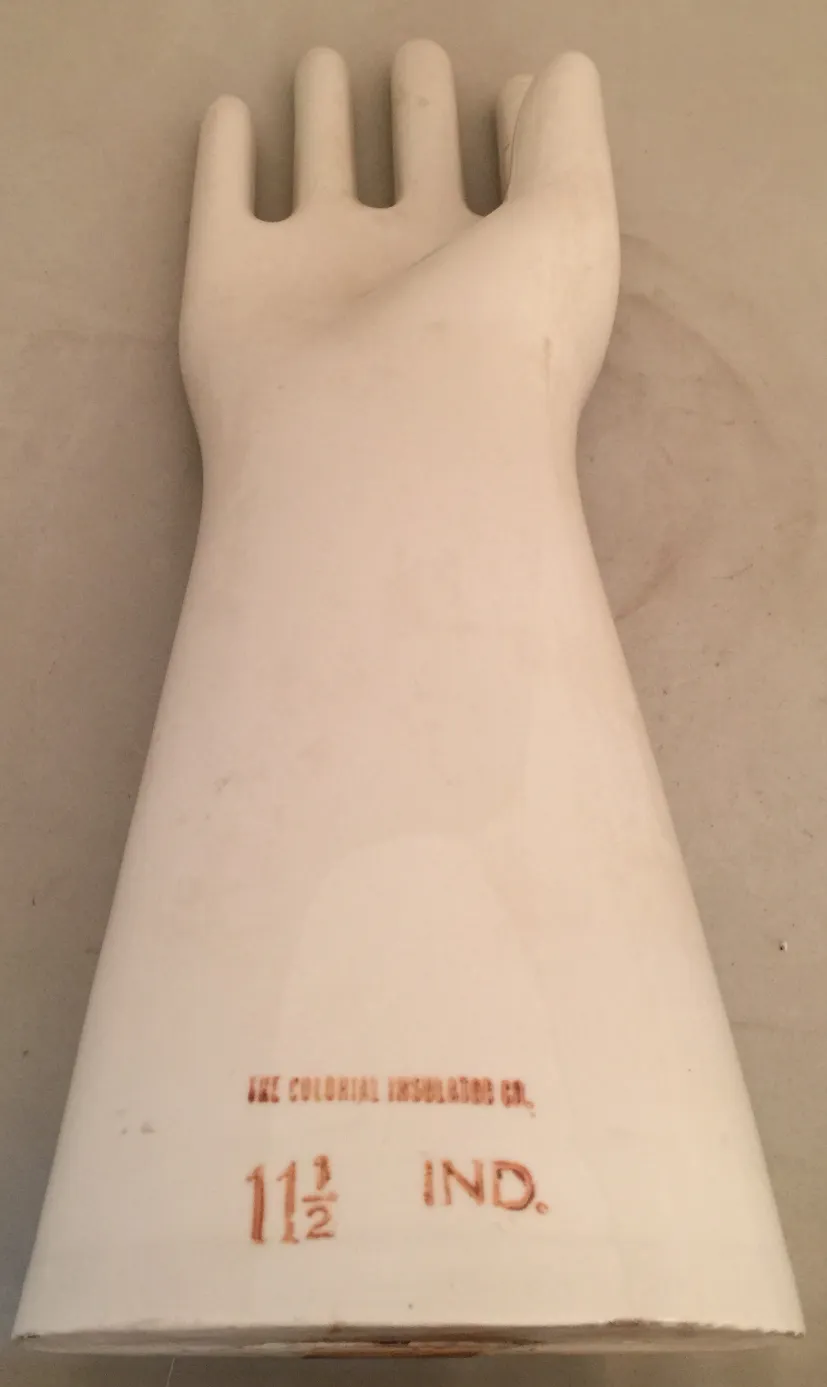 Antigüedad cerámica en forma de mano con marca, 11 1/2.