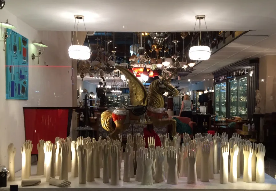 Витрина с древними керамическими руками и золотой лошадью