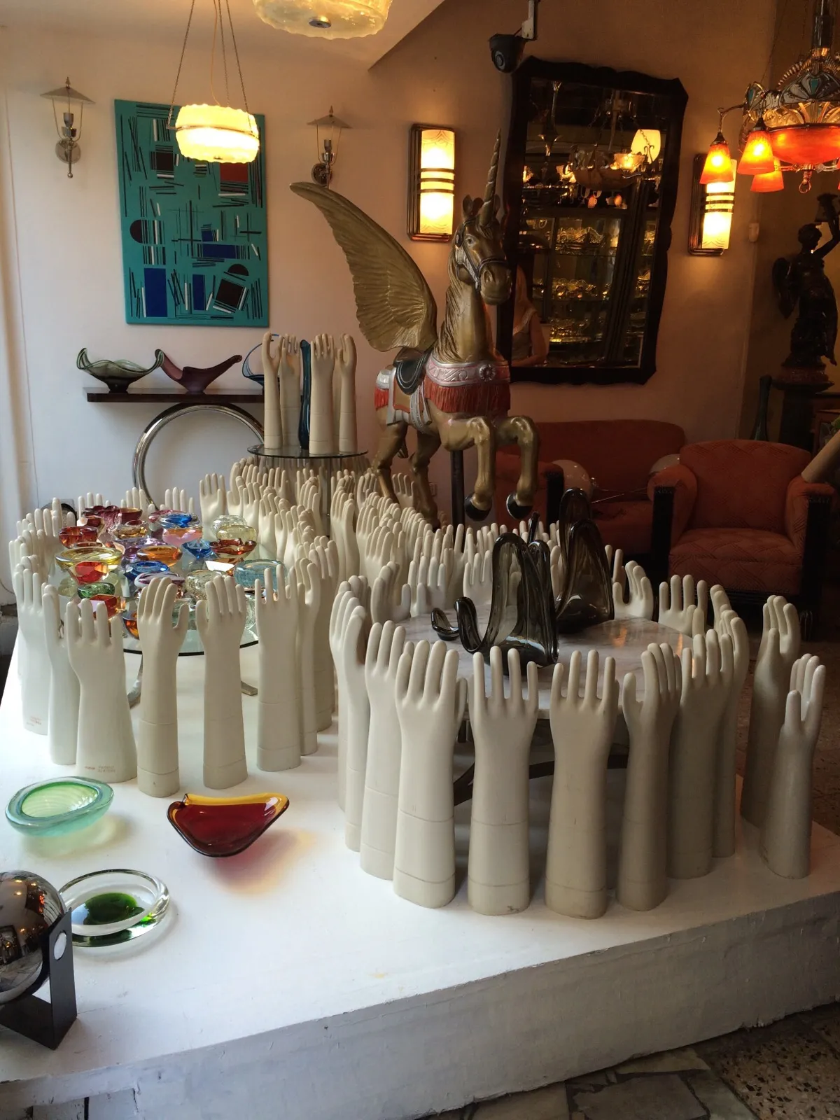 vue de face d'un objet ancien, céramique décorative, tables blanches