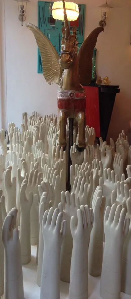 Cerámica antigua en forma de manos blancas, decorando el entorno