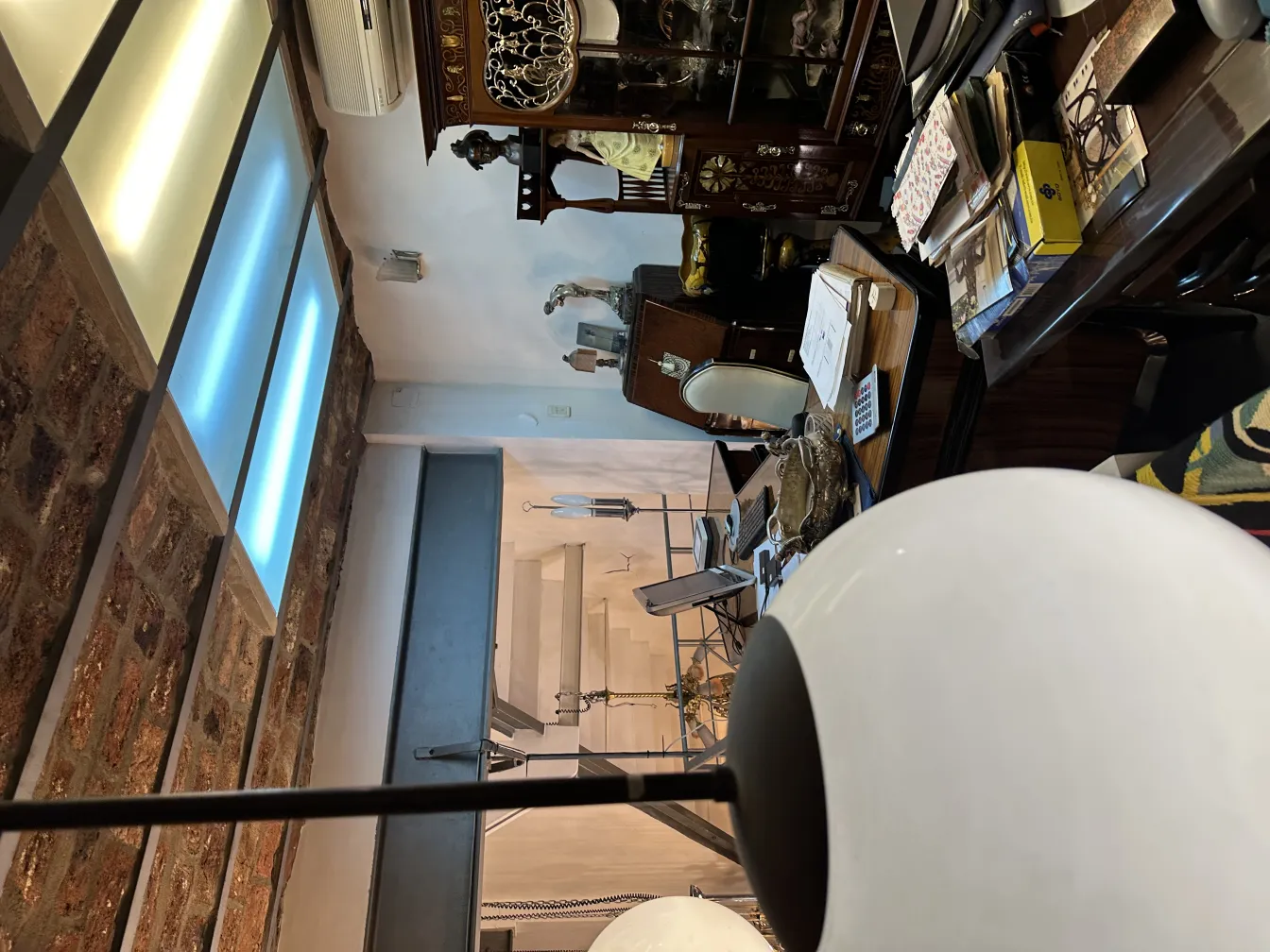 5 lâmpadas de teto antigas em um ambiente aconchegante