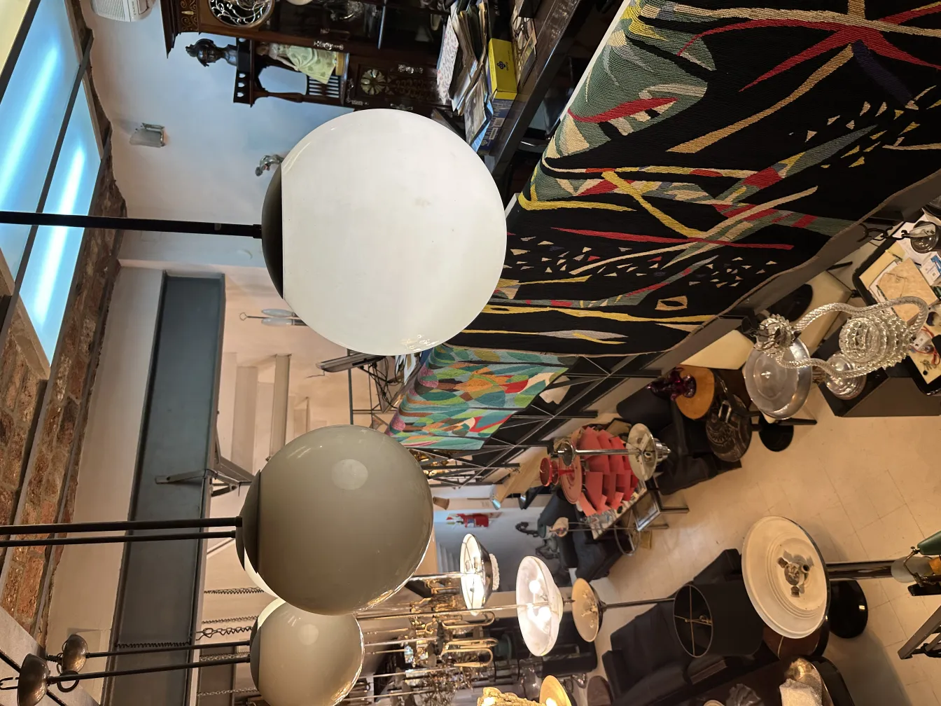 Cinco lâmpadas de teto antigas com design esférico em um ambiente decorativo.