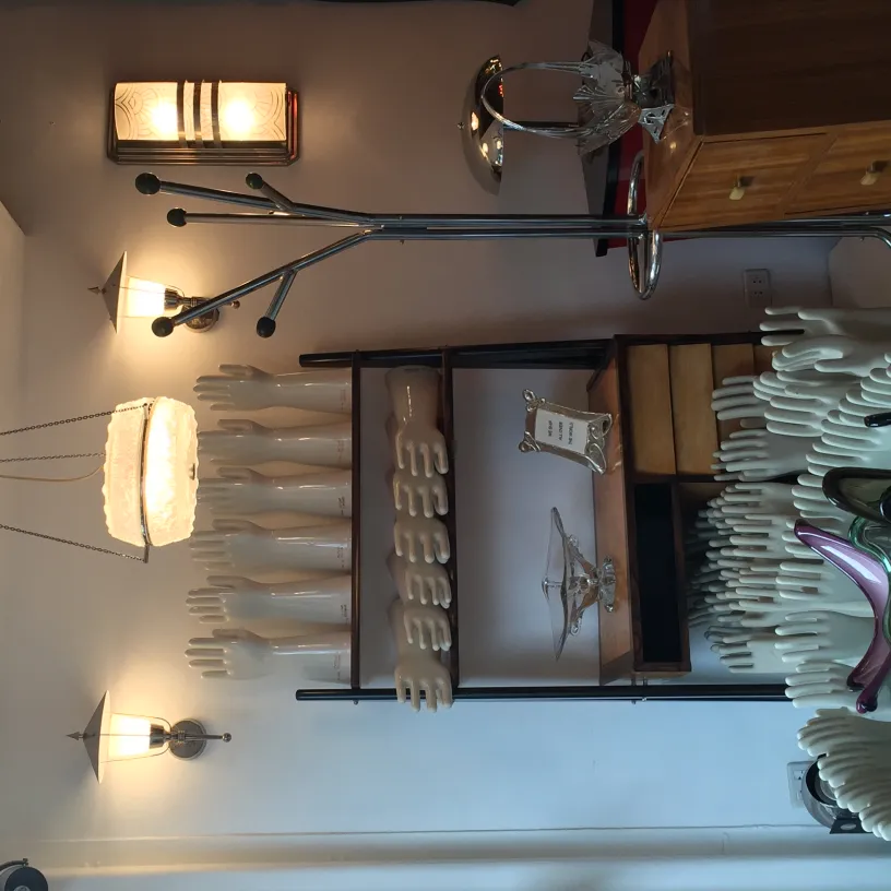 Антикварные керамические руки с различными цветами и видимыми узорами.