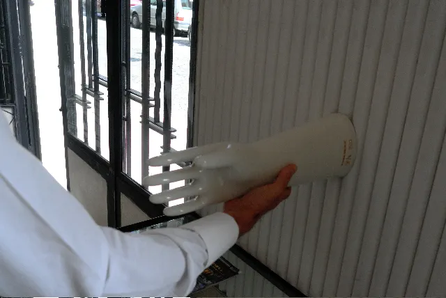 手の形をした陶器の彫刻、白いディテール付き。