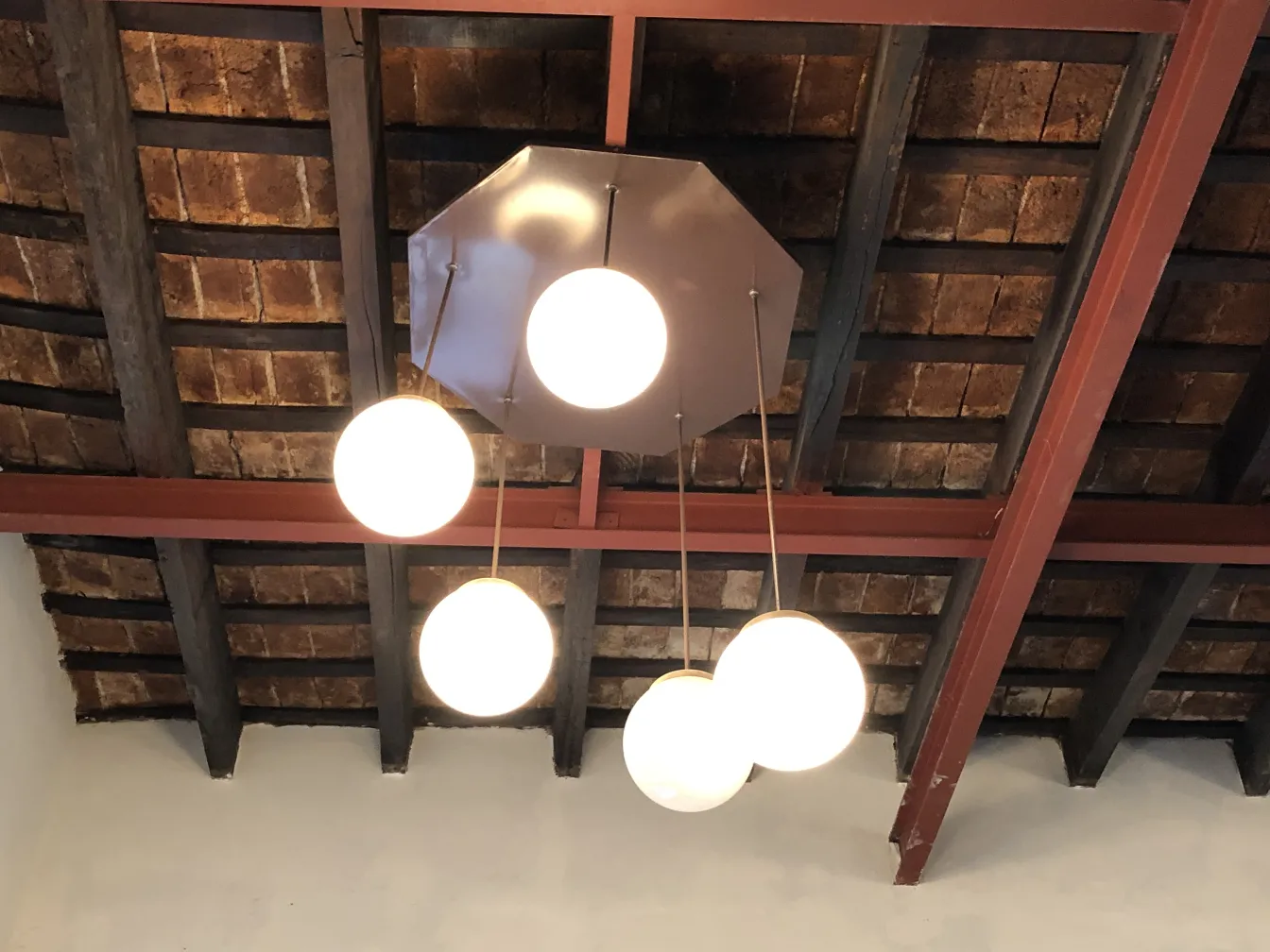 Quattro lampade a sospensione antiche con design sferico