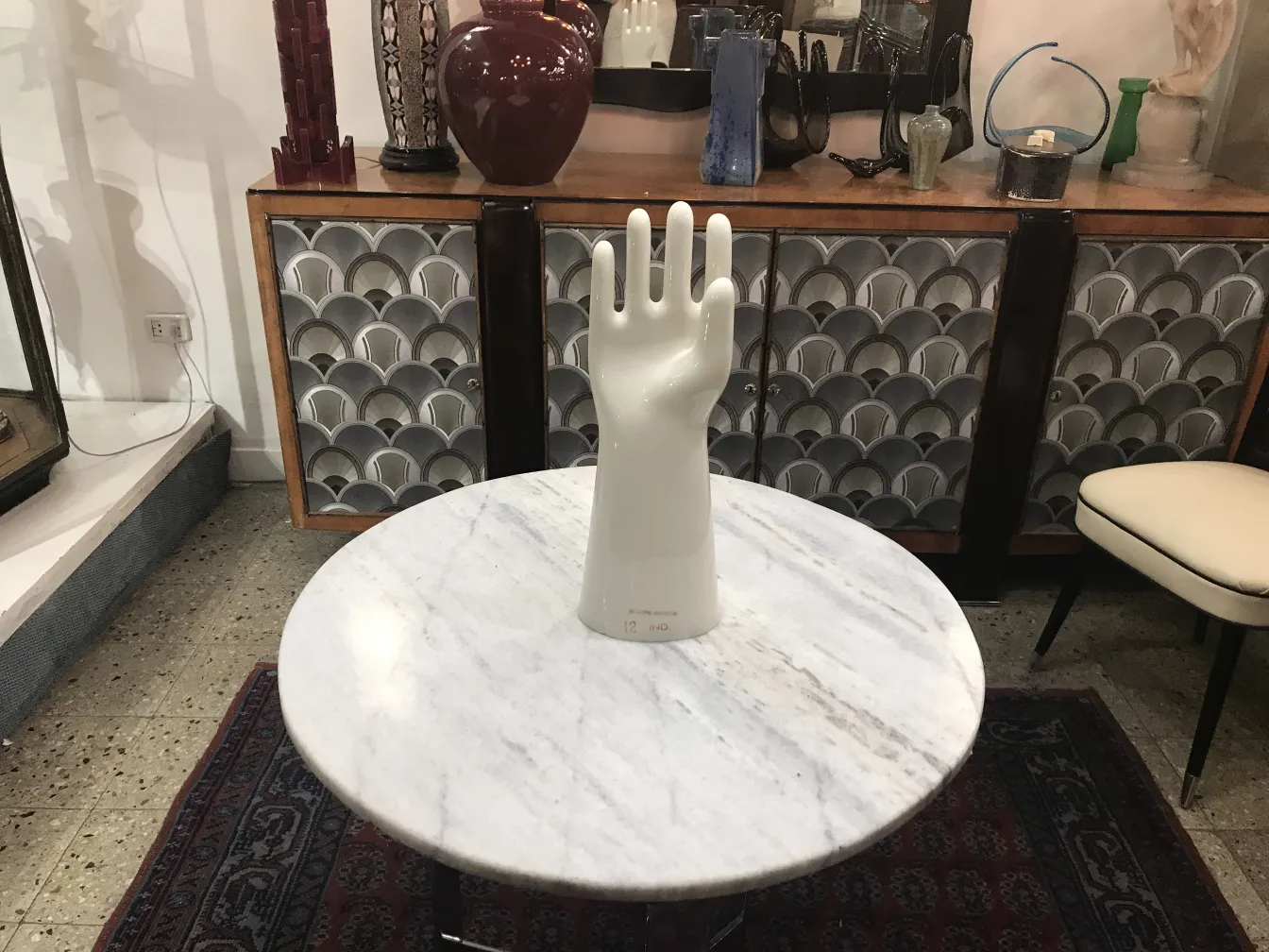 Antigüedad, pieza de cerámica con forma de mano en una mesa