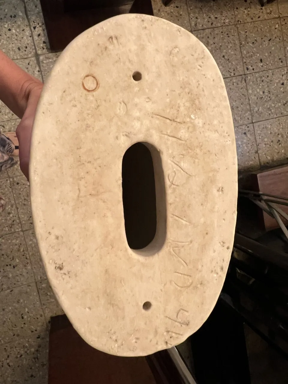 Base de cerámica antigua con textura única y agujeros