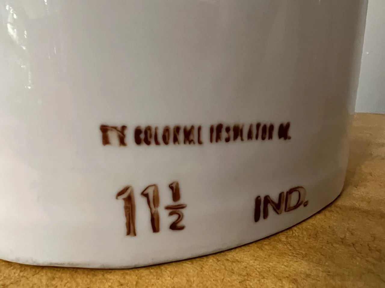 antiga cerâmica decorativa com marcas na base