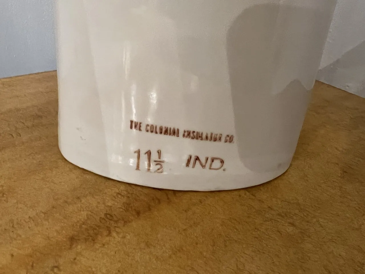 cerâmica antiga com selo de The Colonial Insulator Co, 11 1/2