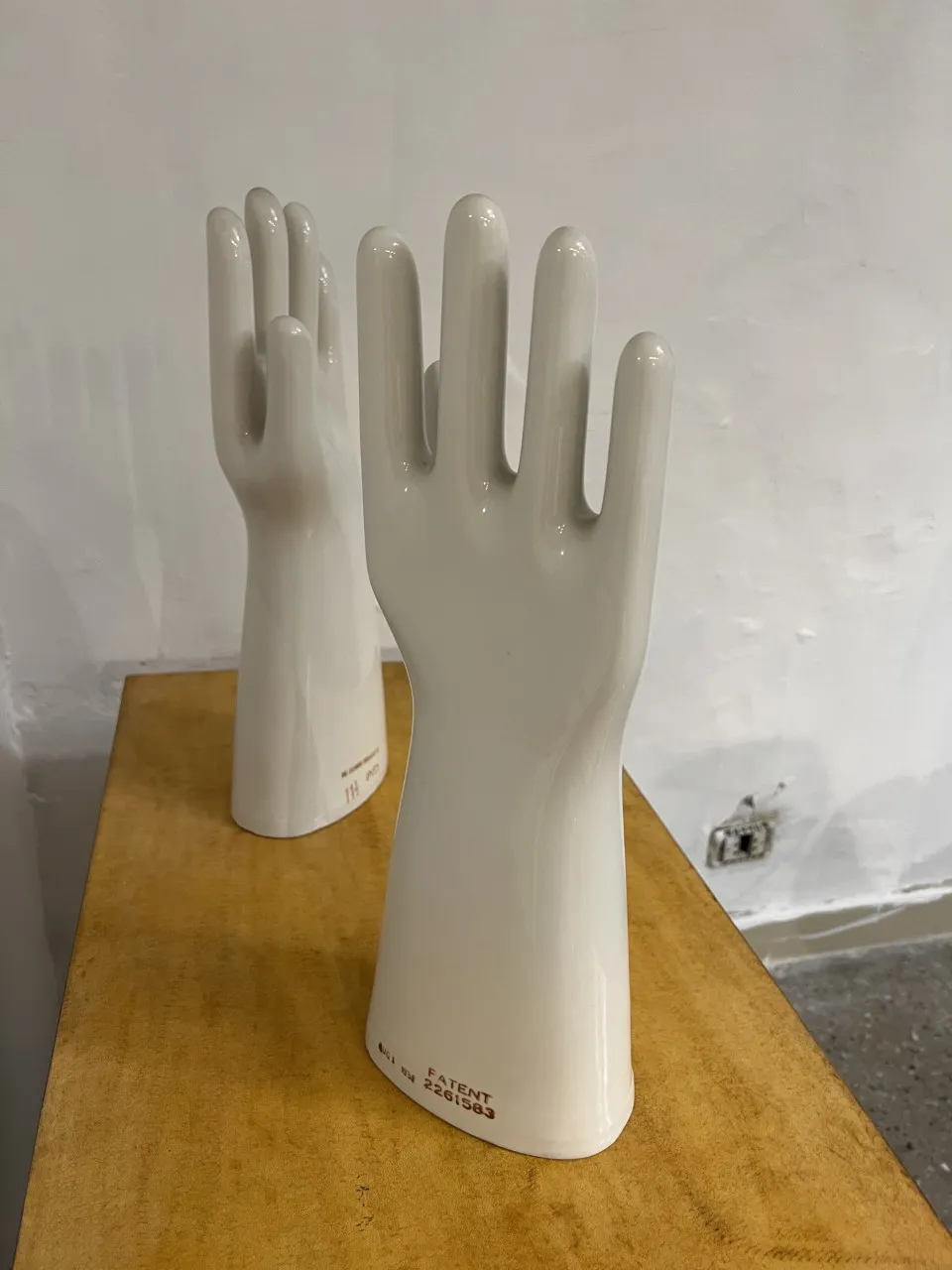 Antike keramische Hände auf einer flachen Oberfläche, elegante Form.