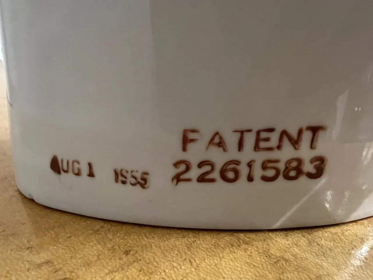 Cerâmica antiga com inscrições de patente em branco