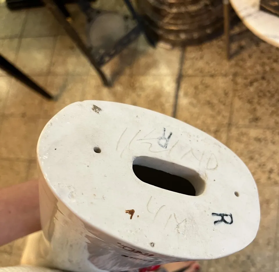 Vue supérieure d'une céramique ancienne avec des détails uniques.