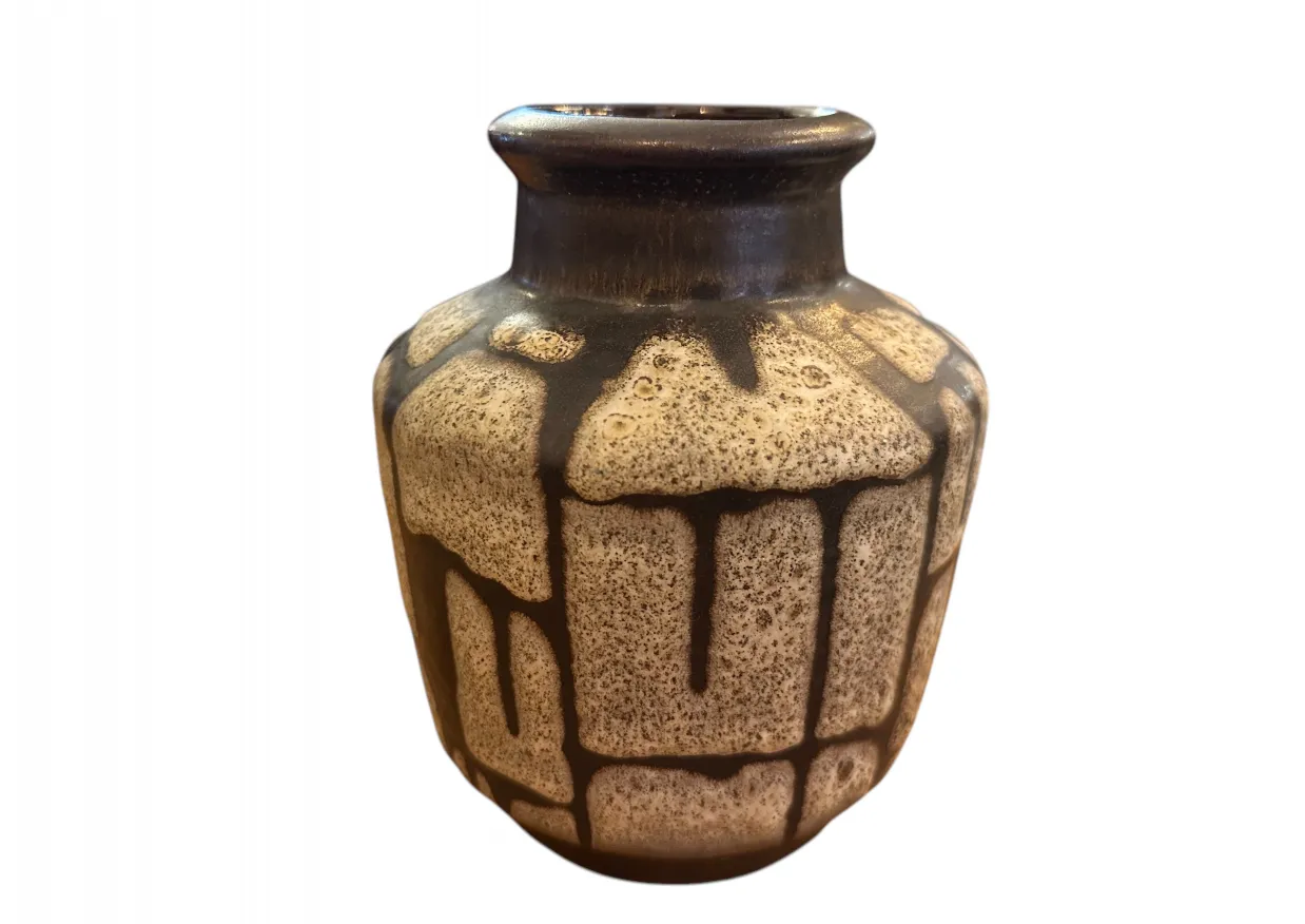 Vaso de cerâmica antiga decorativa com texturas claras e escuras.