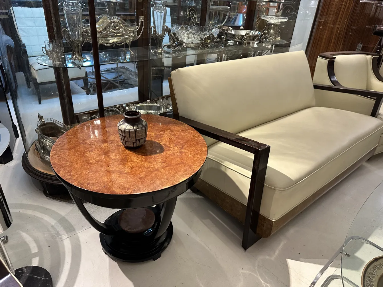 Antica ceramica decorativa in un ambiente elegante.